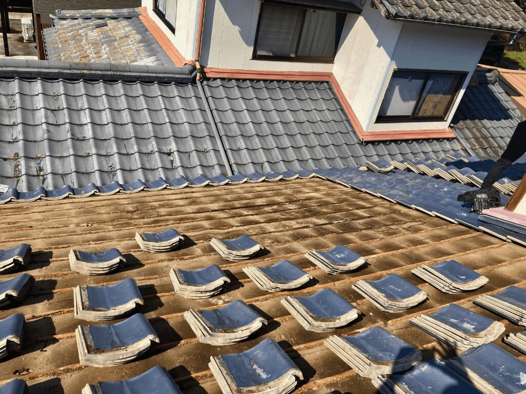 伊万里市で屋根瓦の撤去作業を行うおうち屋本舗の職人